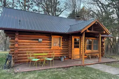 Image de Maison privée, moderne, en bois rond sur vingt acres près de St. Parc d'État de Croix.