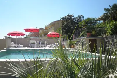 Image de Spacieux appartement de deux chambres avec piscine