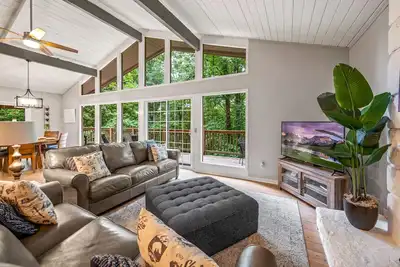 Image de Belle maison de chalet entièrement rénovée nichée dans les Great Smokey Mountains ~