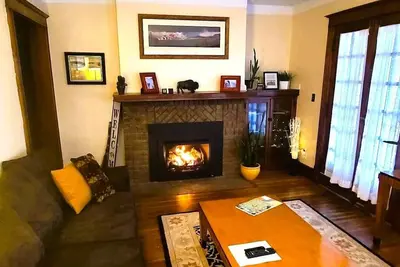 Image de Une maison restaurée de style Artisanat 1911 de 3 Br