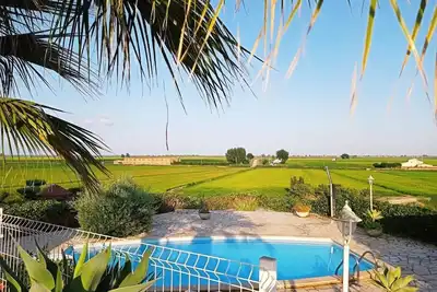 Image de Maison avec piscine privée et barbecue