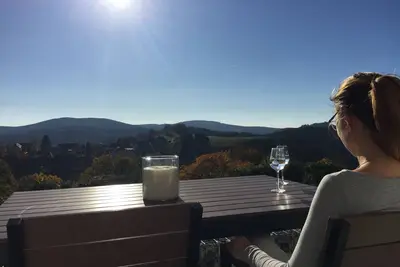 Image de Profitez de la vue fantastique avec une cheminée et une terrasse