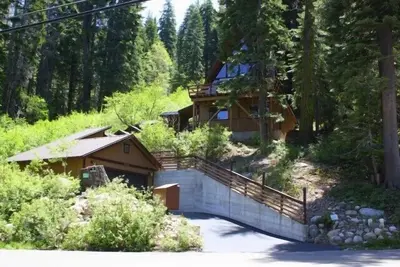 Image de 3 chambres + mezzanine, 2 salles de bain, 9 couchages. Rive Sud du lac Donner Dlr # 027