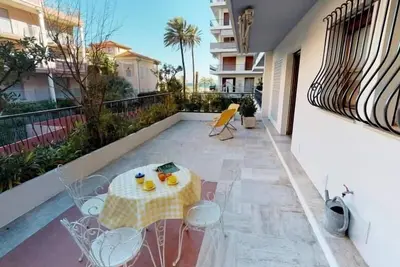 Image de 2p calme avec terrasse et garage privé à Menton