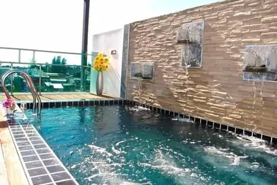 Image de Propriété paisible avec une piscine privée!