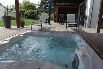 Image de Superbe villa neuve avec jacuzzi, sur jardin clos.