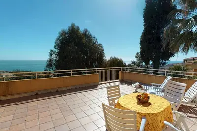 Image de Petit 3p avec terrasse, piscine et garage