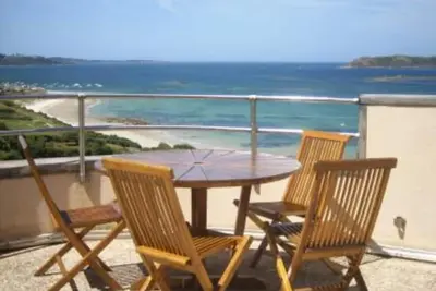 Image de Vue Panoramique sur la mer et les îles à 200m de la plage Trelevern Bretagne