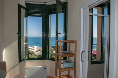 Image de Front de mer avec jardin communautaire et piscine. Jacuzzi privé et grand solarium