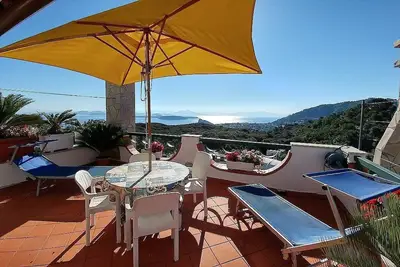 Image de Villa Venturina A: Une maison individuelle lumineuse et ensoleillée située sur la haute côte face à la mer.