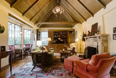 Image de Quintessential Carmel Charmer-Walk to Downtown Carmel & beach Disponible. Septembre!
