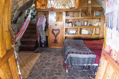 Image de Appartement Earthship Cabin Cave avec vue sur le lac Epic