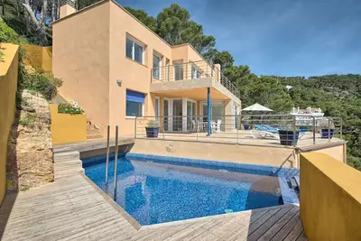 Image de Majestueuse villa vue mer avec piscine privée à jets, internet wifi et 6 couchages