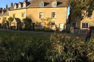 Image de Chalet d'époque situé dans un cadre idyllique au bord d'une rivière, dans le premier village des Cotswolds