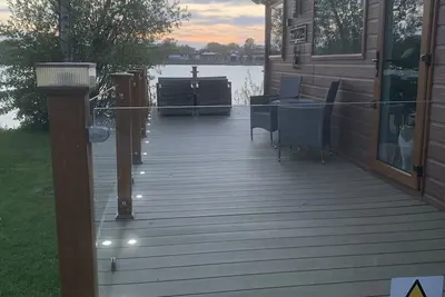 Image de Magnifique lodge au bord du lac avec bain Ă remous