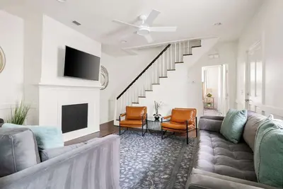 Image de Downtown Three Story Home • Walk to King Street!