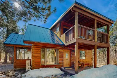 Image de Serein, cabane en rondins chien-friendly entouré d'arbres avec un bain à remous privé