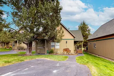Image de Belle maison avec cheminée, terrasse, piscine partagée, salle de gym, bain à remous et tennis