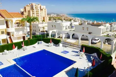 Appartement avec piscine, balcon et vue sur la mer - à seulement 400m à pied de la plage de La Mata!