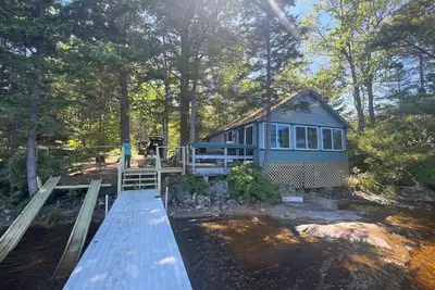 Image de Calme Lakeside Cabine Animaux acceptés Niché sous un énorme pin