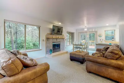 Image de Maison acceptant les chiens avec cheminée, foyer et 3 ponts - à quelques pas de la plage!