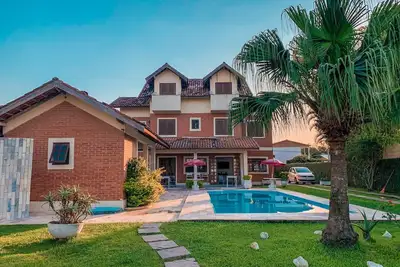 Image de Maison en bord de mer avec piscine pouvant accueillir jusqu'à 20 personnes
