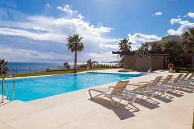 Image de Appartement de luxe en première ligne avec Piscine, Première ligne avec vues sur Gibraltar
