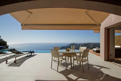 Image de Belle villa moderne au sommet d'une colline avec piscine à débordement d'eau salée et vue imprenable