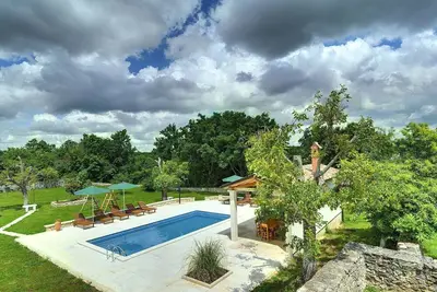 Image de Spacieuse villa avec piscine privée, terrain de volley-ball et espace barbecue