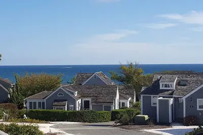 Image de Condo bord de mer à 100 mètres de la plage privée immaculée.