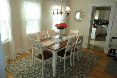 Image de Portsmouth. Beau condo 2 Br. Super endroit. Courte promenade jusqu'à la place du marché.