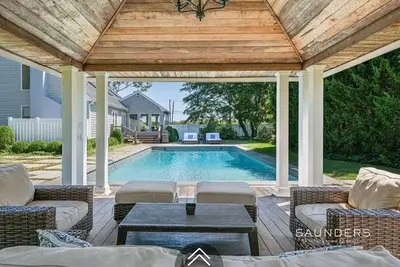 Image de Luxe 4 Bdrm Accueil. Piscine chaufee. Proche de la plage et de la ville.