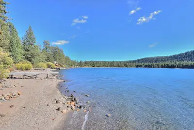 Image de Donner Lake House: À quelques pas du lac et de la jetée, piscine Hoa / plage privée / salle de gym. Chien Ok.