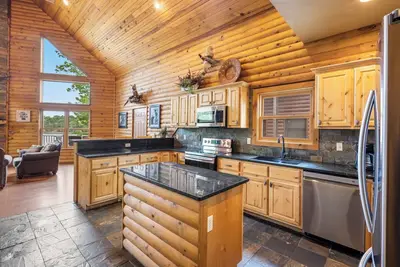 Image de Chalet de luxe au bord du lac ~ 2 piscines ~ Services gratuits ~ Dock ~ Kayaks ~ MiniGolf ~ Glissade d'eau