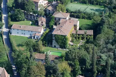Image de Villa toscane de luxe C18th entourée d'oliveraies avec piscine et court de tennis