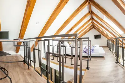 Image de Appartement vivant avec une chambre en mezzanine dans un immeuble du XIXe siècle