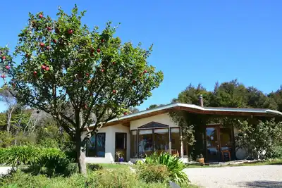 Image de Retraite privée pour les groupes dans un superbe bush indigène avec vue sur la mer.