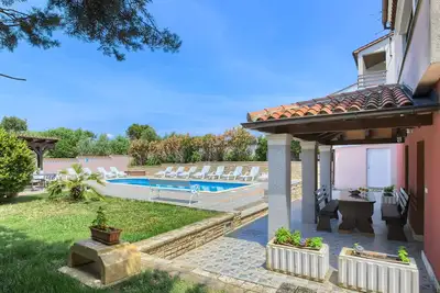 Image de Laviki 3 Bedroom App sur la piscine