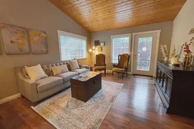 Image de GuesthouseOlympic Guesthouse - Belle maison avec 3 chambres et 2 salles de bains près du lac Crescent Cres