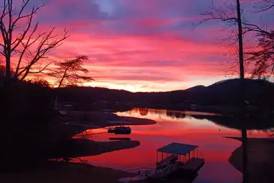 Image de Lac Front 3Bd / 2. 5Ba Lake Chatuge, quai privé, Wifi, foyer au bord du lac, kayaks