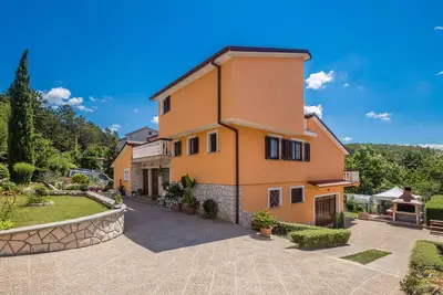 Image de Apartman Karmel sa saom, roštiljem, vrtnom sjenicom, travnjakom, ljuljačkom.