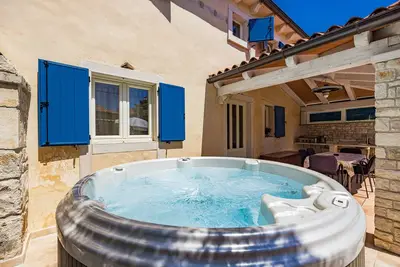 Image de Maison avec bain à remous pour 5 personnes