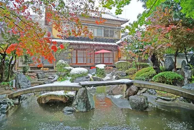 Image de Il y a un service de navette aéroport, jardin japonais et location de vieilles maisons privées Taman