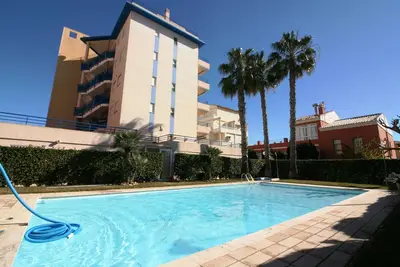 Image de Appartement avec piscine et vue sur la mer.