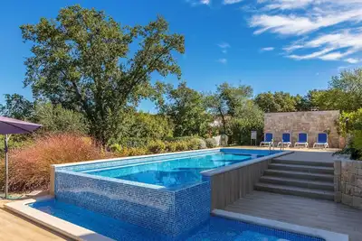 Image de Maison de vacances privée avec bain à remous, climatisation, Wifi, piscine privée, Tv, terrasse