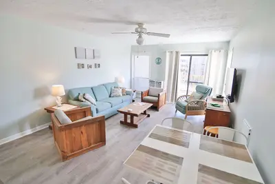 Image de Vues sur l'océan et marches menant à la plage depuis le charmant condo 1br / 2ba à Duck