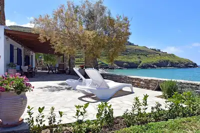 Le \"Stone Beach House\" sur la plage de Kampi, près de Koundouros