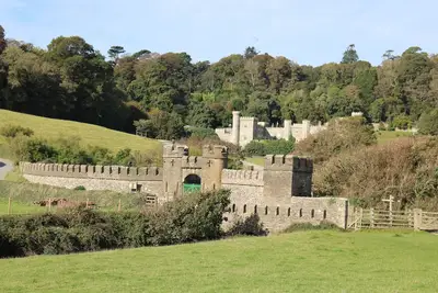 Image de Maison de tourelle au château historique de Caerhays situé sur la plage au sud de la côte cornouaillaise