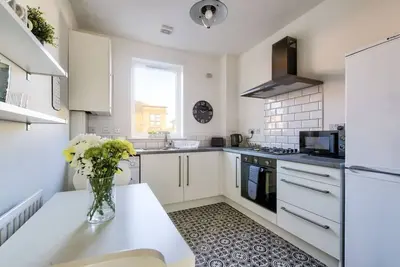 Image de Promenez-vous dans la ville commerçante animée d'un appartement tranquille de Glasgow