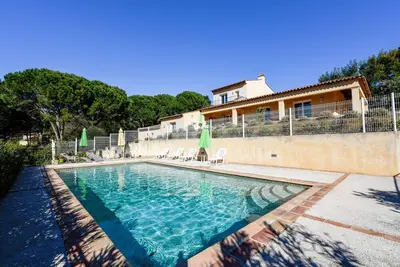 Image de Maison de vacances privée avec piscine privée, Wifi, climatisation, Tv, terrasse, animaux admis